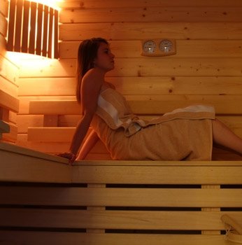 Séance de sauna au camping