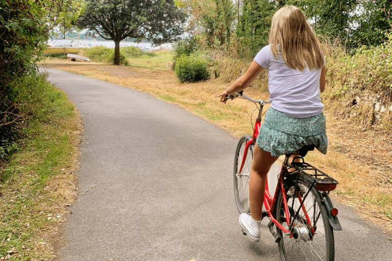 Enfant vélo de ville véloc'ouest